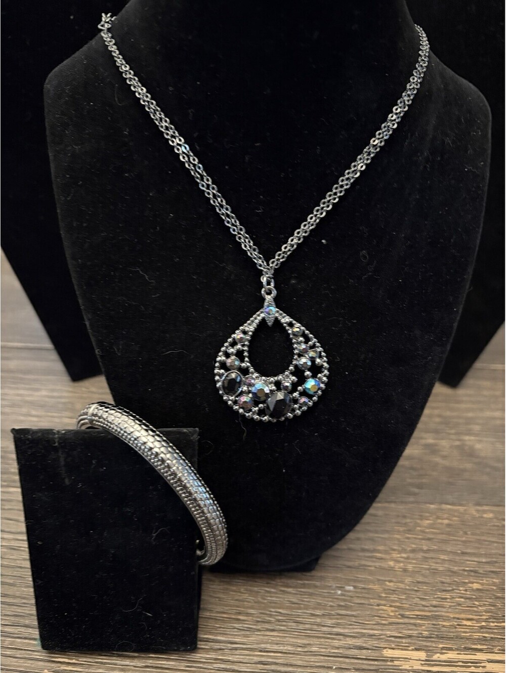 Beautiful Necklace By Gwen Black AB With Pewter Tone bracelet